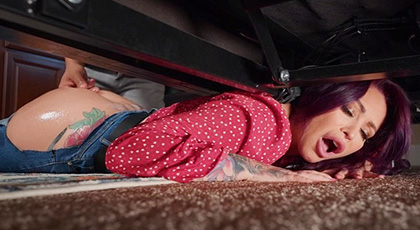 Atrapada debajo de la cama y follada 