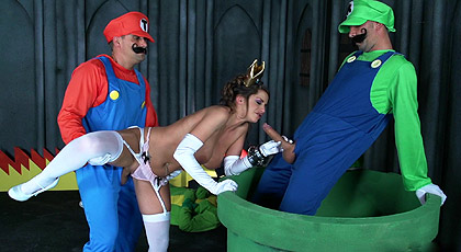 Mario y Luigi se follan a la Princesa Peach